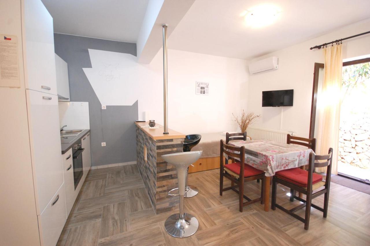 Apartments Snjezana By El-Pi Tours Njivice Eksteriør billede