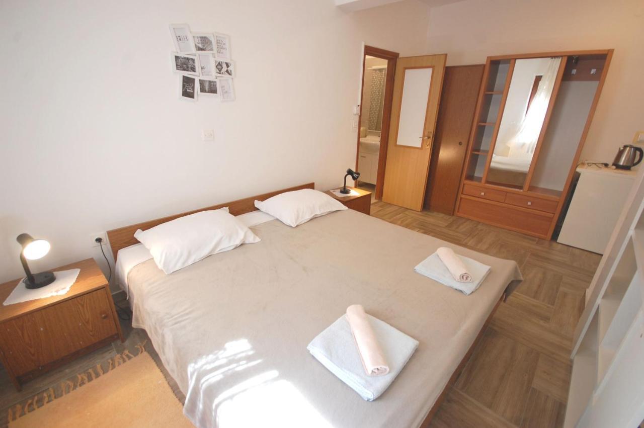 Apartments Snjezana By El-Pi Tours Njivice Eksteriør billede