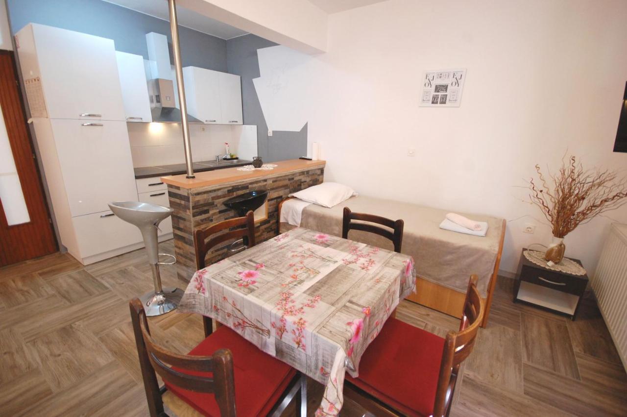 Apartments Snjezana By El-Pi Tours Njivice Eksteriør billede