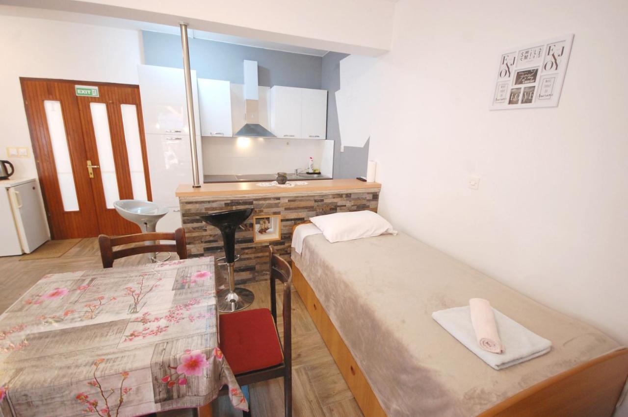 Apartments Snjezana By El-Pi Tours Njivice Eksteriør billede