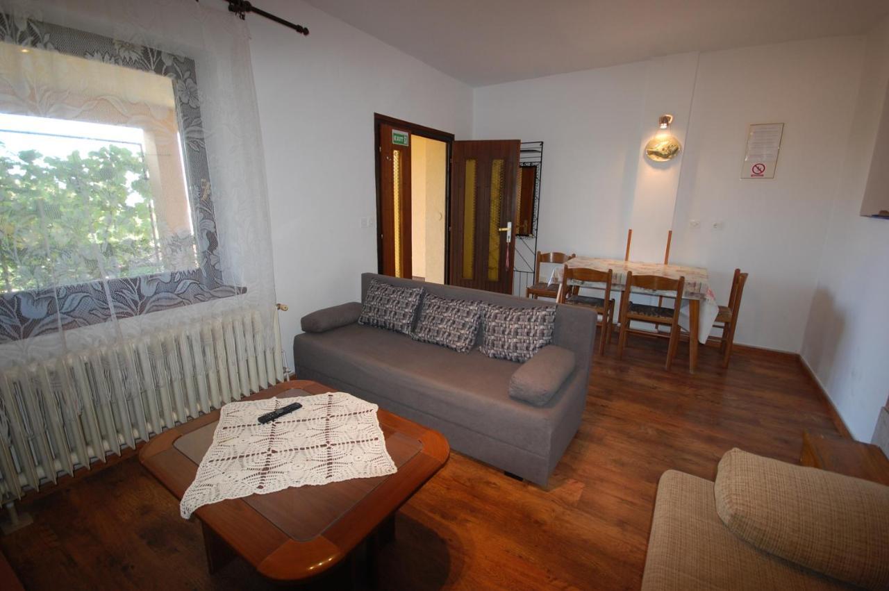 Apartments Snjezana By El-Pi Tours Njivice Eksteriør billede
